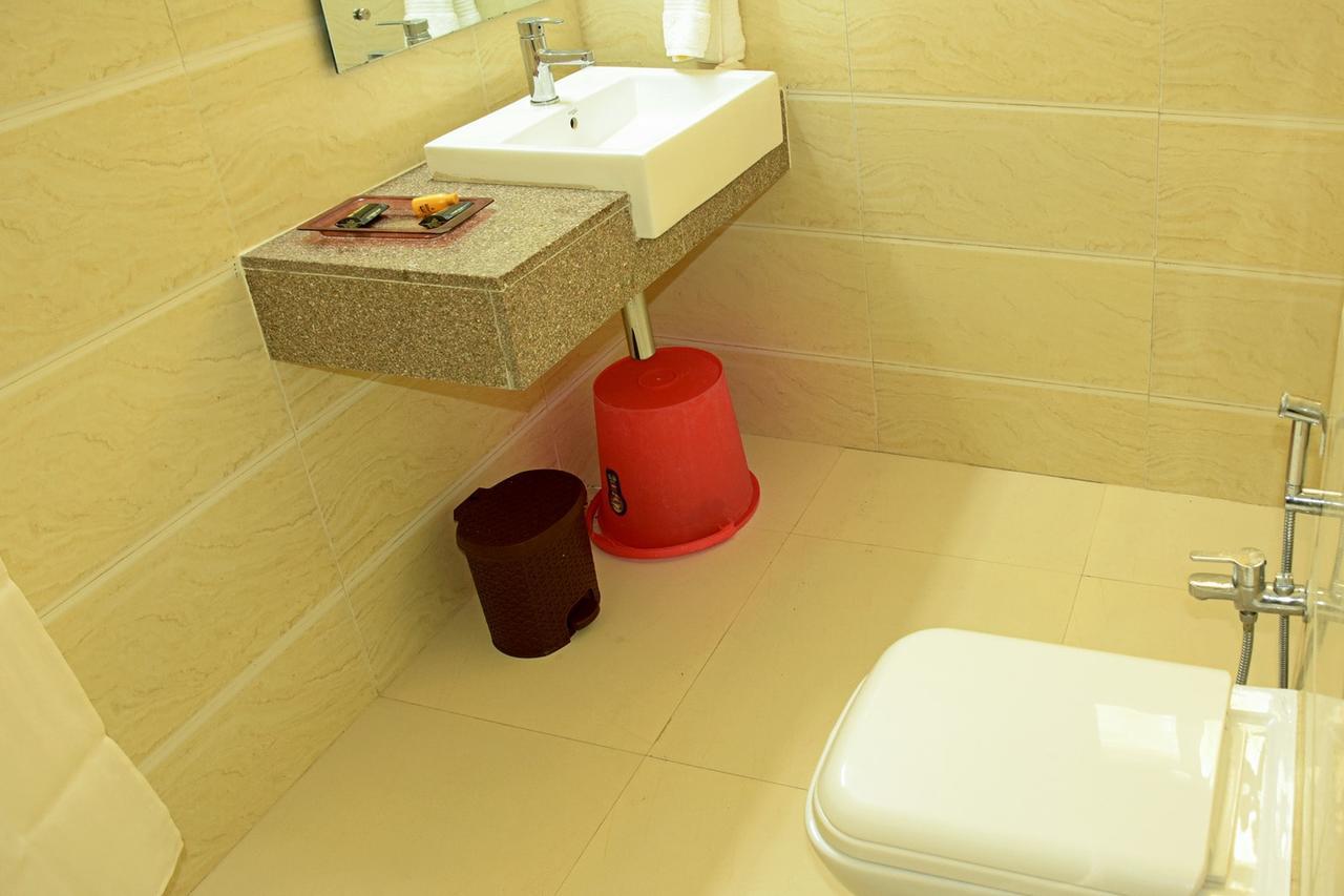 Hotel Reevanta Daman Ngoại thất bức ảnh